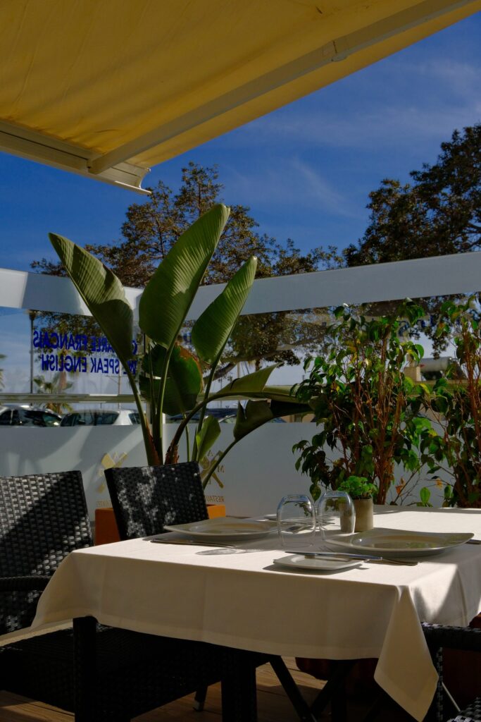 Mesa en la terraza de MADE junto al puerto deportivo
