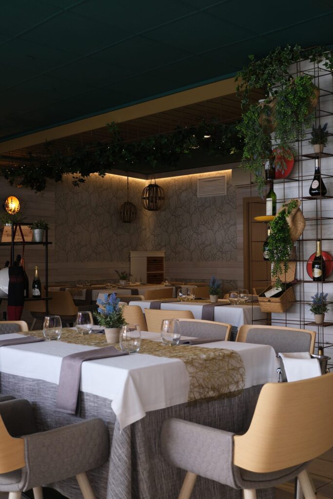 Sala de MADE Restaurante con bodega y plantas