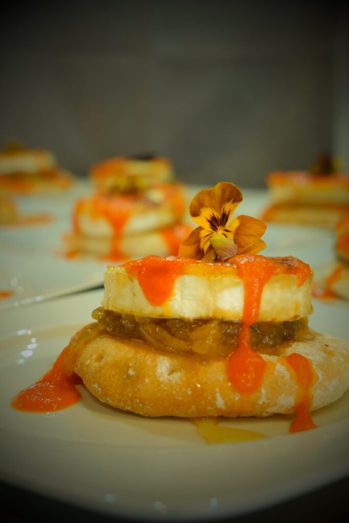 Tosta sin gluten de queso de cabra con cebolla caramelizada