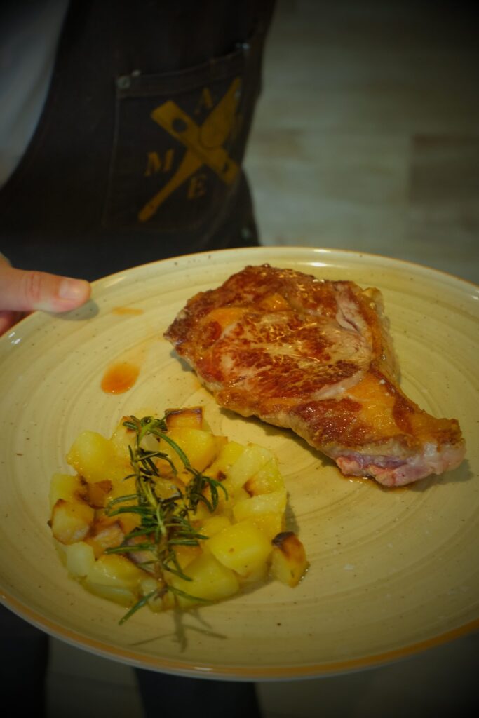 Entrecot de ternera con patatas al romero, MADE Villajoyosa