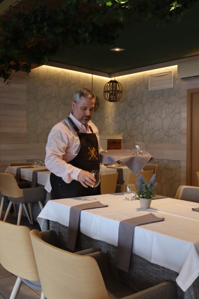 Mathias, propietario de MADE Restaurante, preparando la sala en Villajoyosa