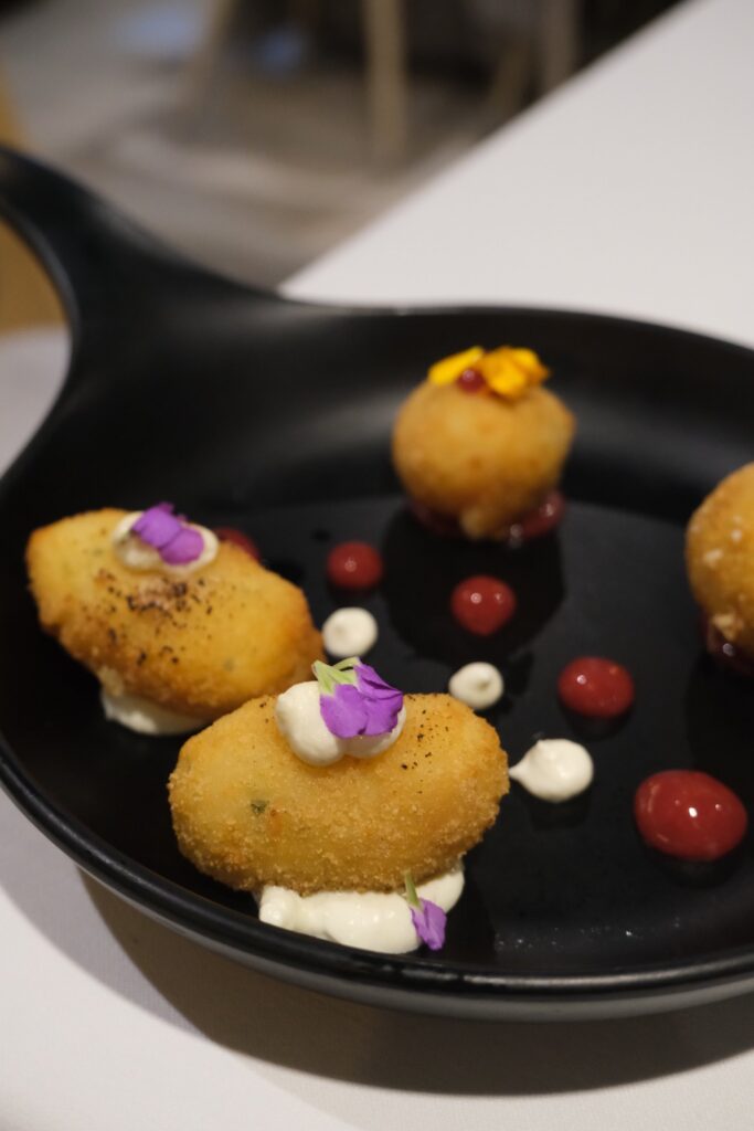 Croquetas caseras sin gluten con all i oli y flores, MADE Villajoyosa
