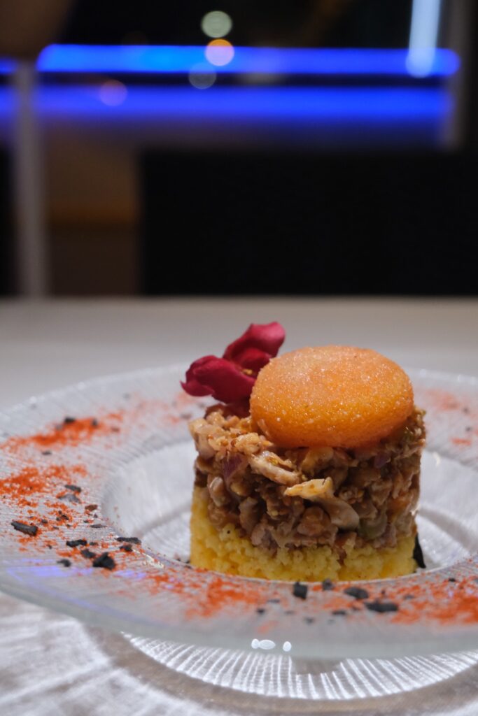 Steak tartar de ternera con yema curada sobre base crujiente sin gluten, MADE Villajoyosa