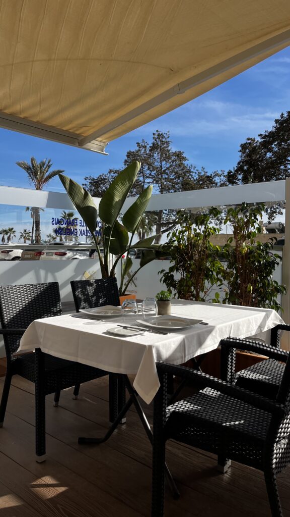 Mesa en la terraza de MADE frente al puerto deportivo de Villajoyosa