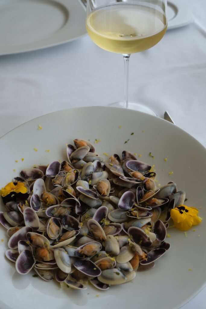Tellinas con limón y vino blanco en MADE Restaurante
