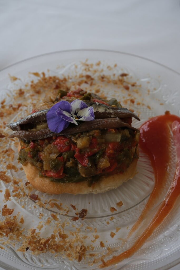 Coca de tomate con capellà y salazones, 100% sin gluten