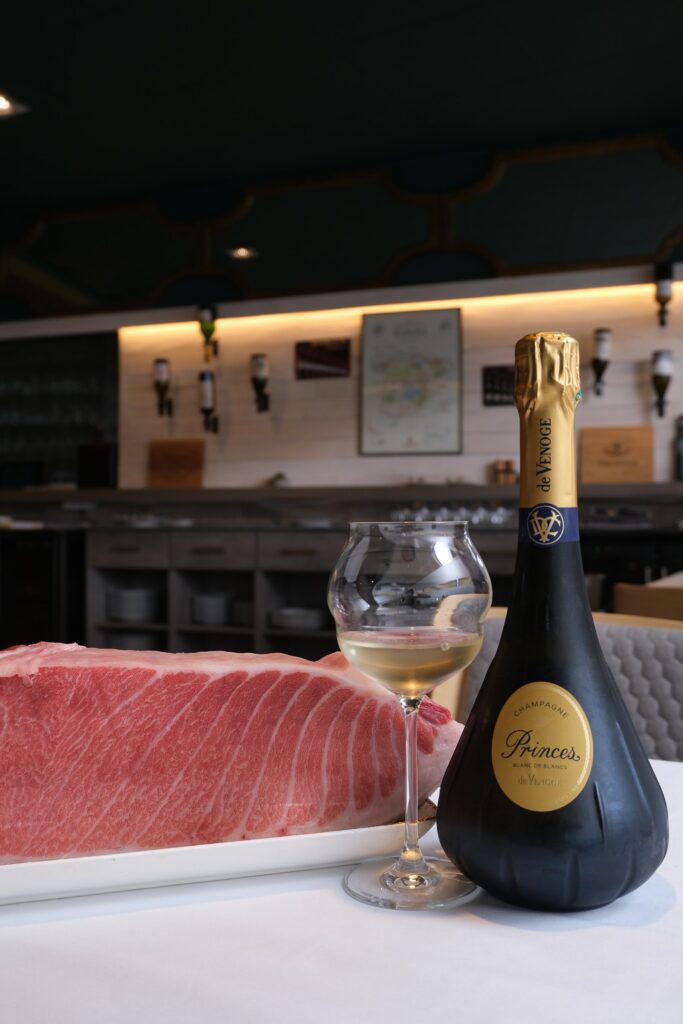 Lomo de atún rojo y champagne en la barra de MADE Restaurante
