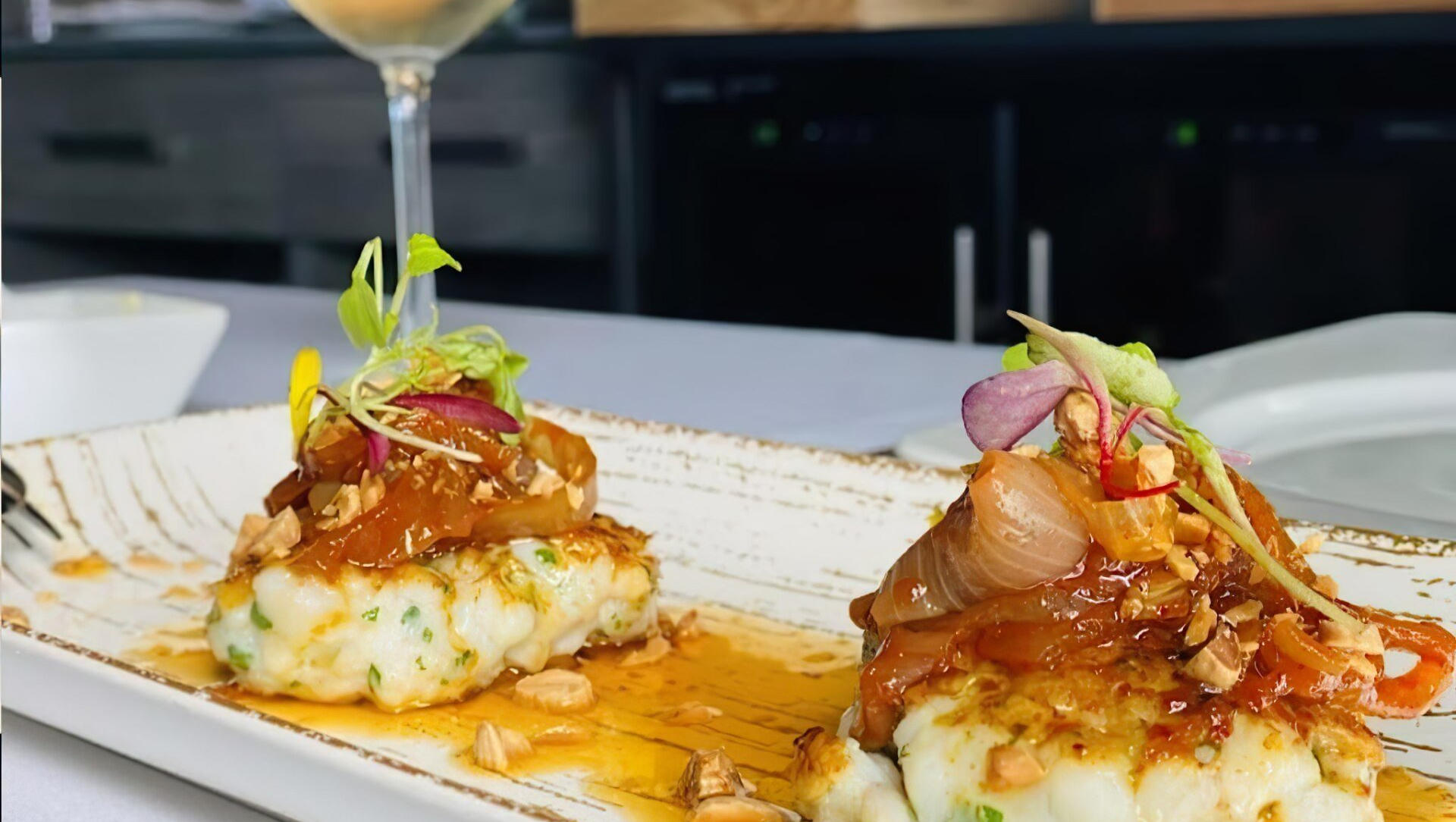Platos de MADE Restaurante con copa de vino, cocina sin gluten en Villajoyosa