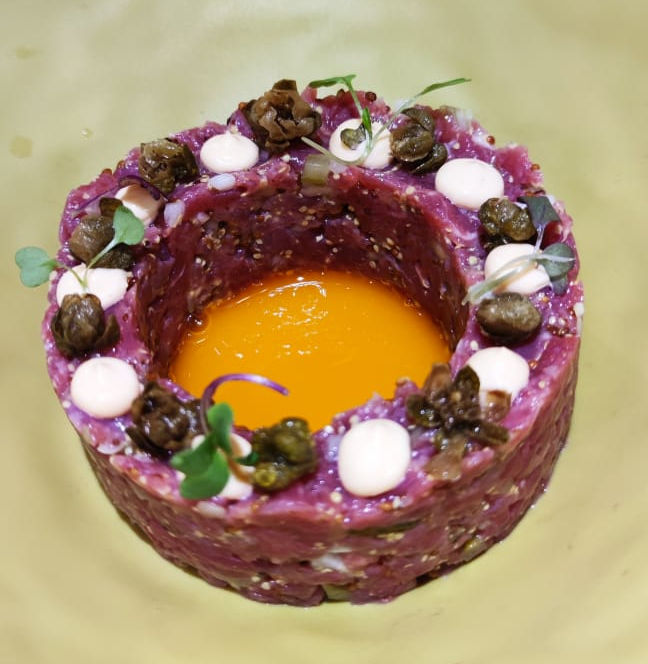 Steak tartar de solomillo con yema, restaurante sin gluten en Villajoyosa