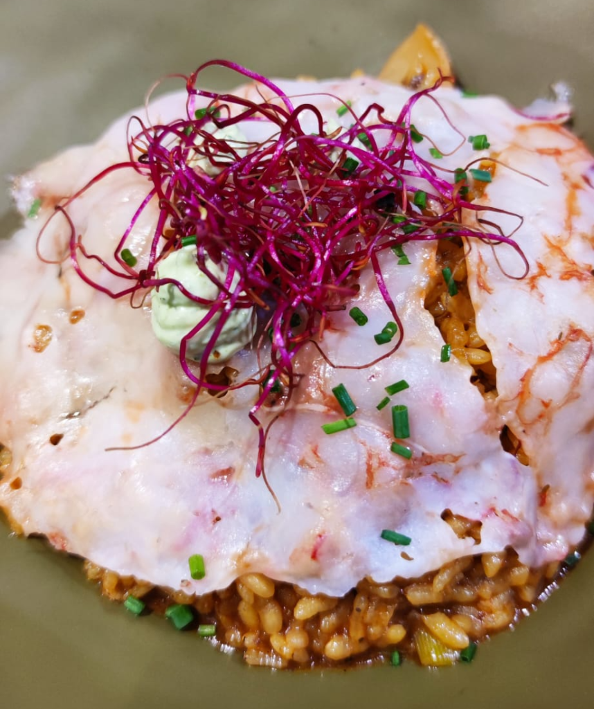 Tartar de gamba sobre arroz crujiente, cocina sin gluten MADE