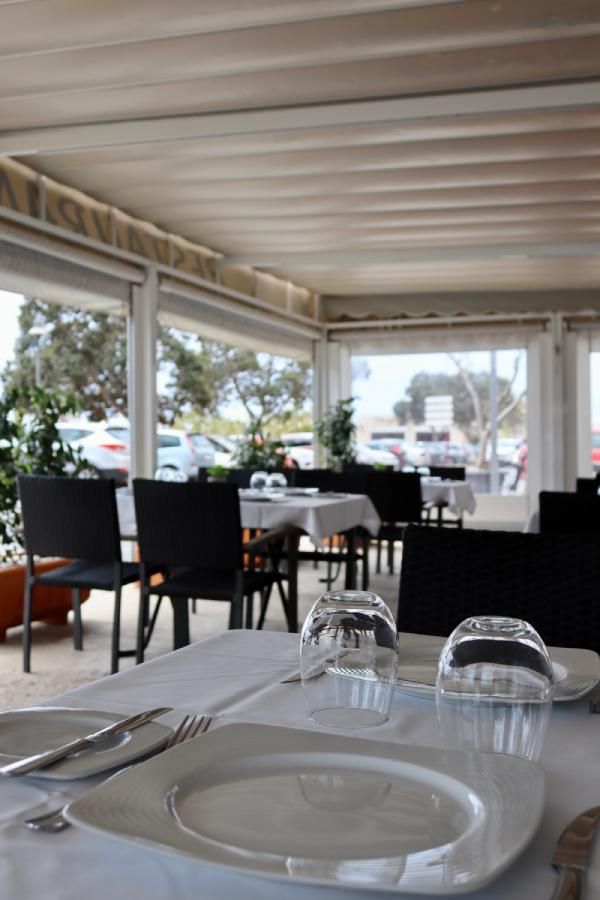 Terraza de MADE Restaurante junto al puerto deportivo de Villajoyosa
